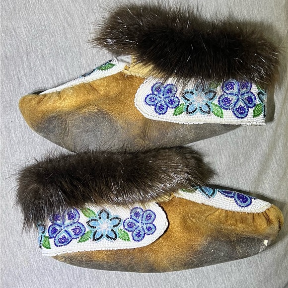 Beaver fur blue beaded flower moccasin - Picture 5 of 7